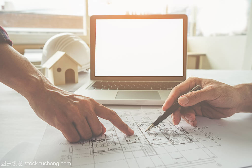 蓝图与工具 复古色调下的建设工程设计美学